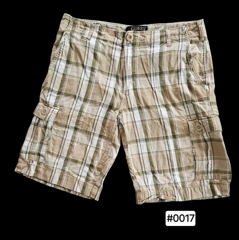 GUESS Men's Beige and White Plaid Cargo Shorts. #0017